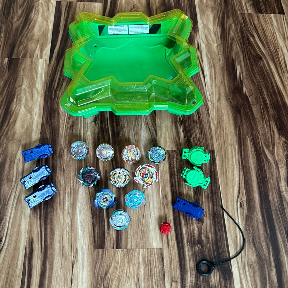 Beyblade arena plus 10 beyblades and 6 launchers